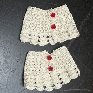 Vintage Handmade Crochet Fingerless Wrist Mitts White Scallop Red Flower Button